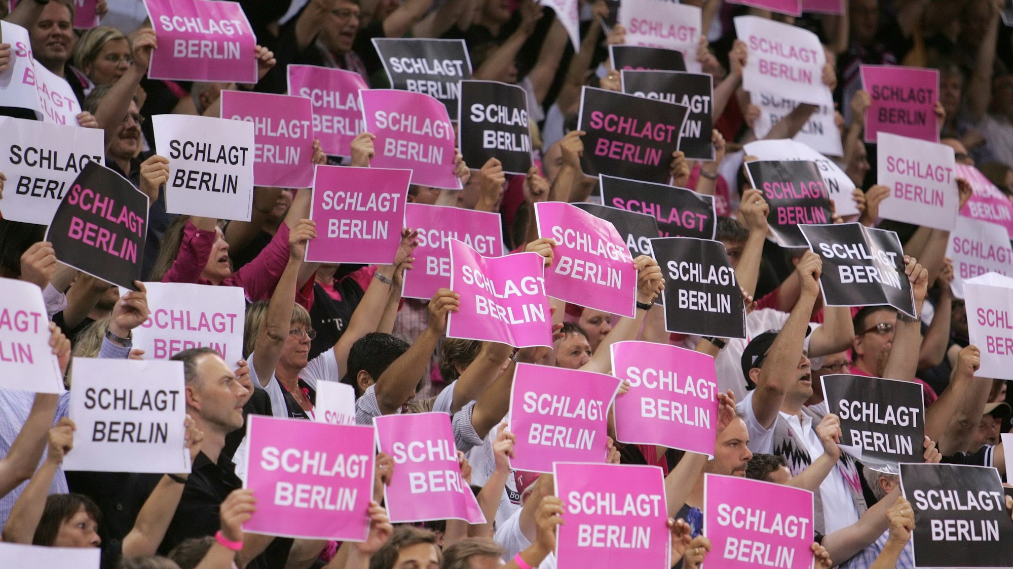 „Schlagt Berlin“ forderten die Baskets-Fans schon 2009 im Halbfinale. Am Dienstag hoffen die Fans wieder auf einen Sieg.