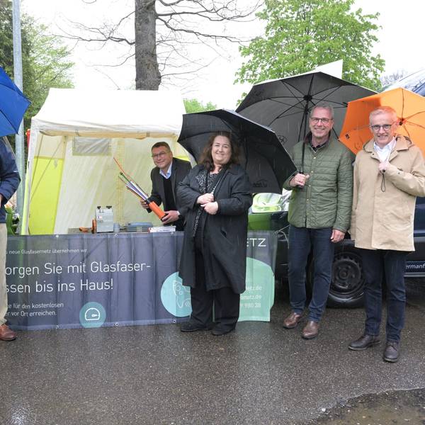 Ein symbolischer Spatenstich im Zentrum von KIeineichen ist das Startsignal: Die Unternehmen Open German Fiber und Novanetz beginnen mit dem privatwirtschaftlichen Ausbau des Glasfasernetzes in dem Ortsteil.