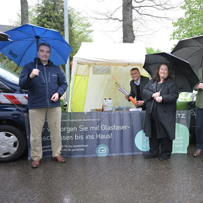 Ein symbolischer Spatenstich im Zentrum von KIeineichen ist das Startsignal: Die Unternehmen Open German Fiber und Novanetz beginnen mit dem privatwirtschaftlichen Ausbau des Glasfasernetzes in dem Ortsteil.