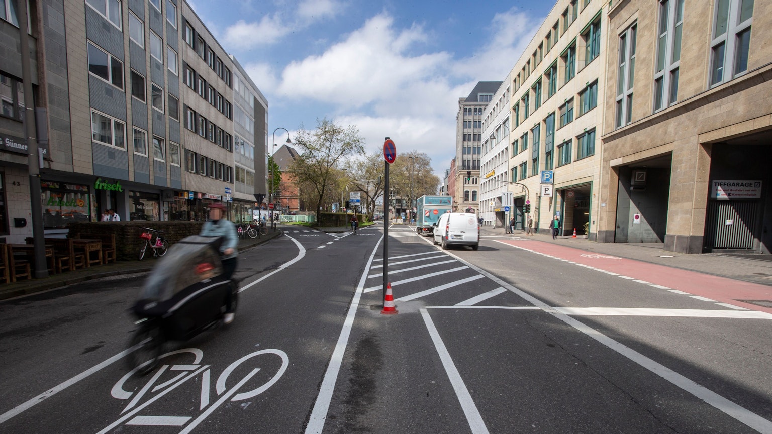 Ein Halteverbotsschild mitten auf der Komödienstraße in der Kölner Innenstadt.
