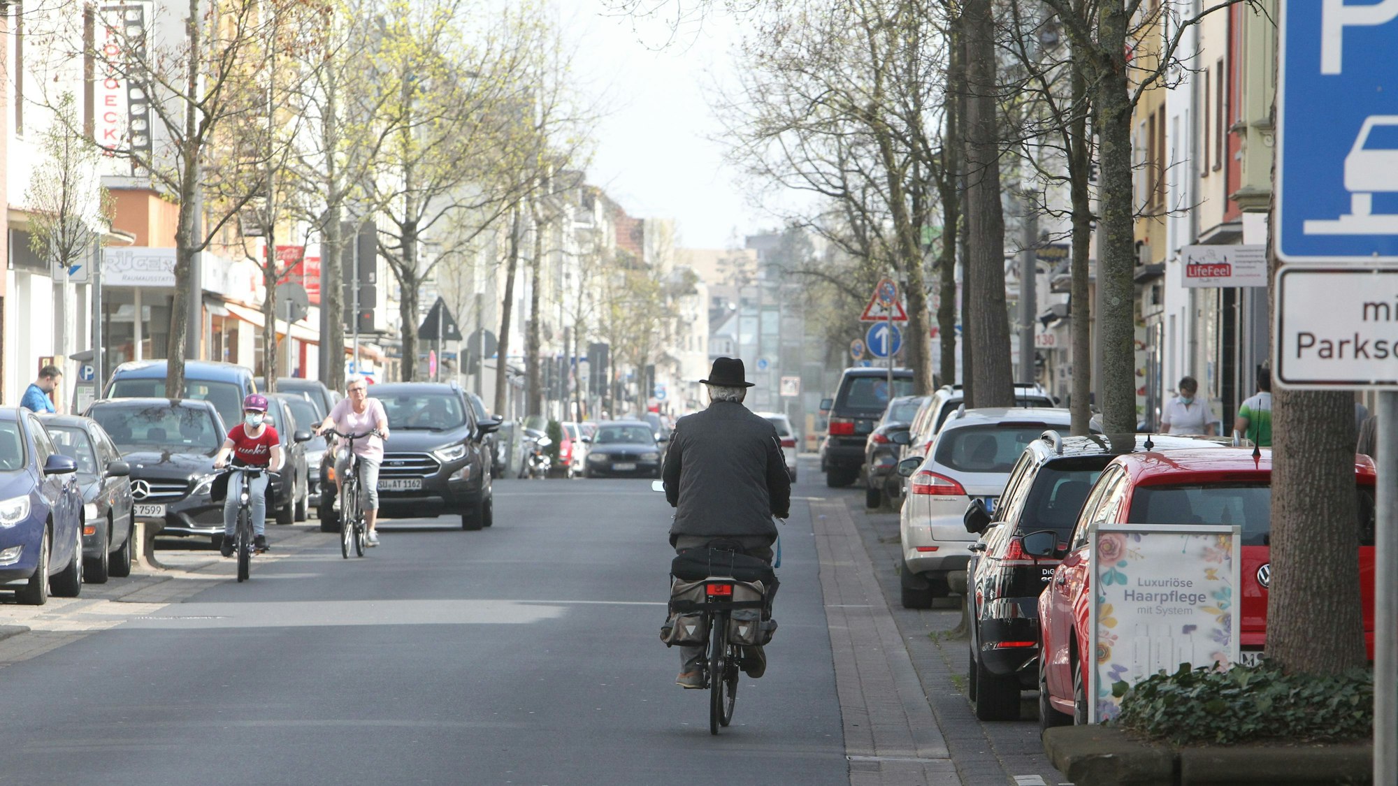 Ein Fahrradfahrer in der Troisdorfer Innenstadt.