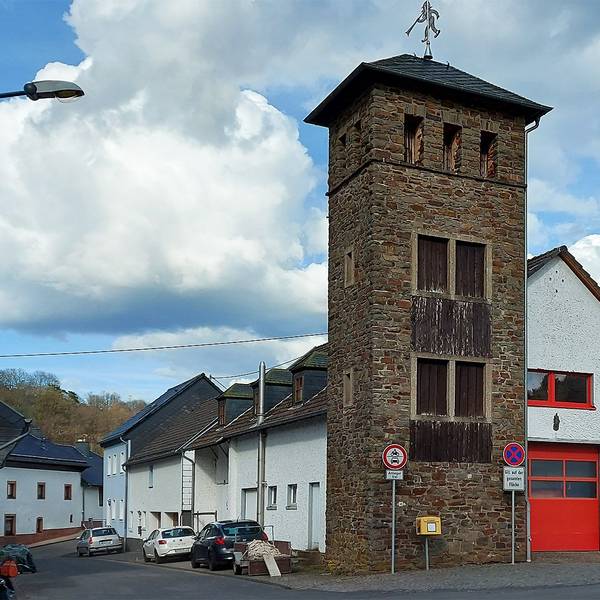 Das alte Feuerwehrgerätehaus der Löschgruppe Kronenburg mit dem Schlauchtrockenturm.