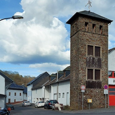 Vor dem Feuerwehrgerätehaus in Kronenburg steht ein alter Schlauchtrockenturm.