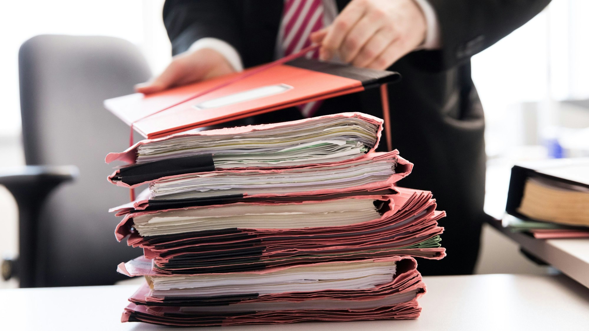 Gerichtsakten bei einem Prozess (Symbolbild).