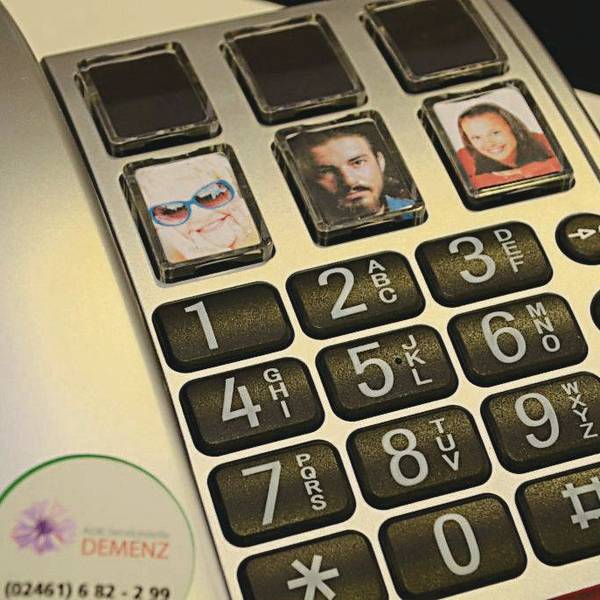 Ein Seniorentelefon mit großen Tasten und Bildern für wichtige Kontakte.
