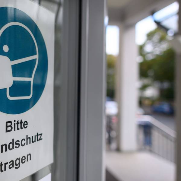 ARCHIV - 07.10.2020, Sachsen, Dresden: Ein Schild "Bitte Mundschutz tragen" ist am Eingang des Krankenhauses St. Joseph-Stift angebracht.