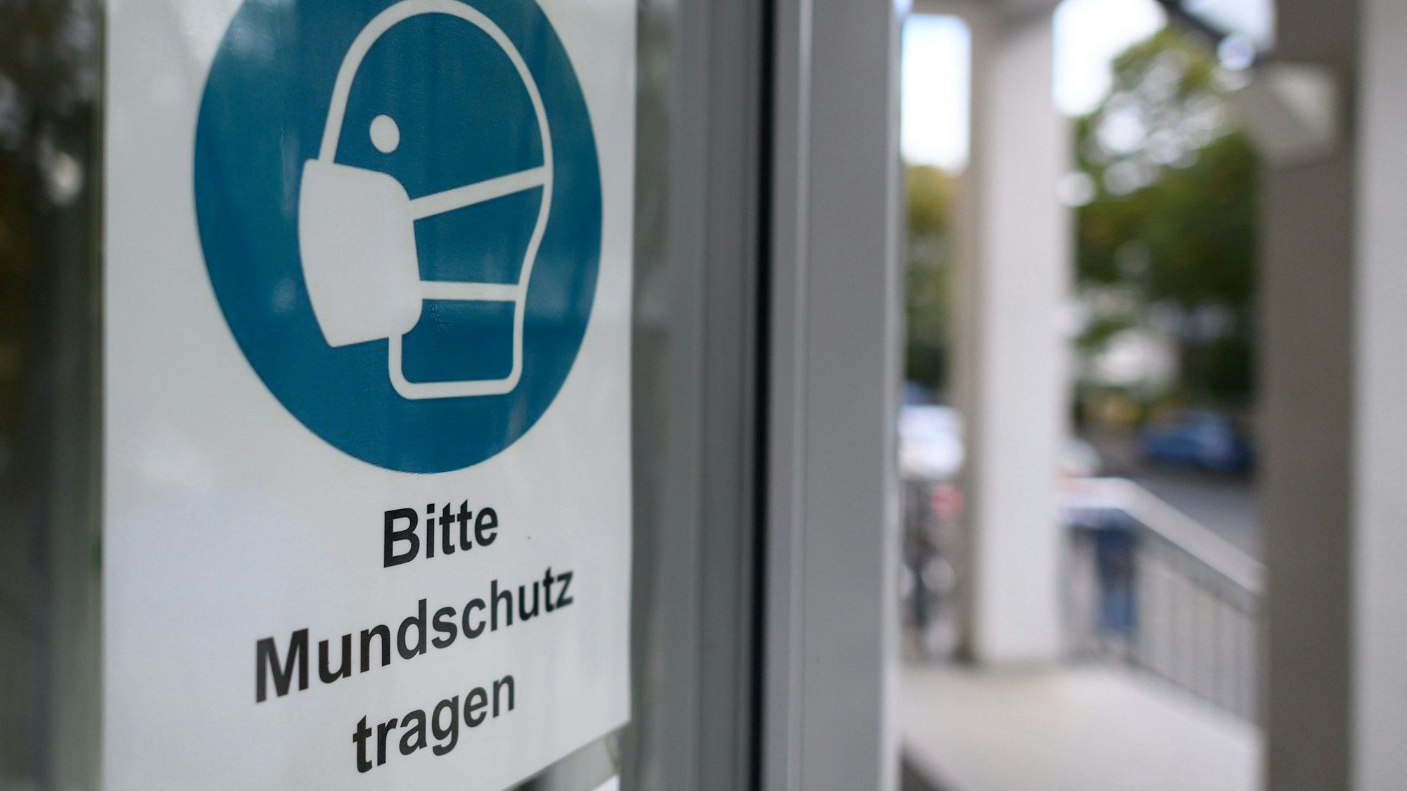 ARCHIV - 07.10.2020, Sachsen, Dresden: Ein Schild "Bitte Mundschutz tragen" ist am Eingang des Krankenhauses St. Joseph-Stift angebracht.