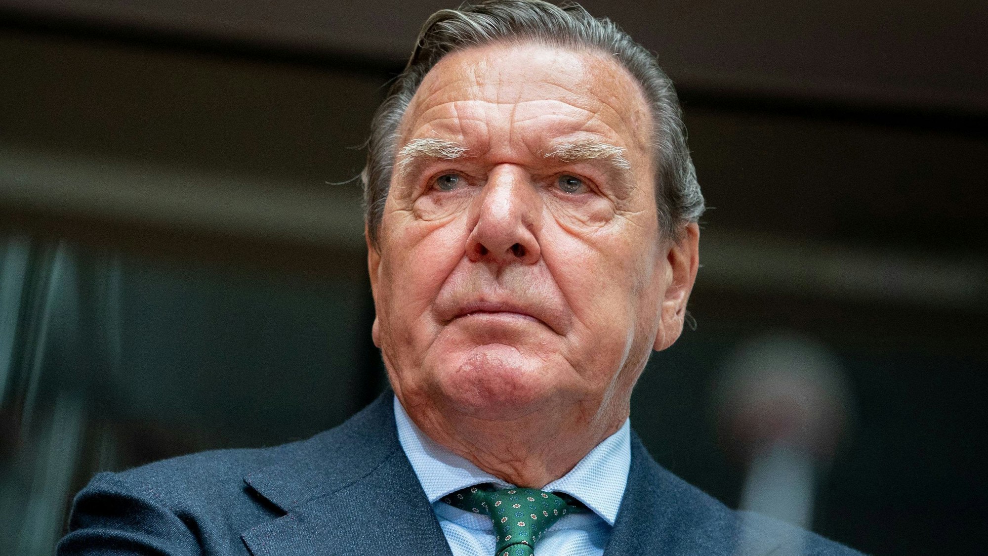 Gerhard Schröder, ehemaliger Bundeskanzler, wartet auf den Beginn der Anhörung im Wirtschaftsausschuss des Bundestags.