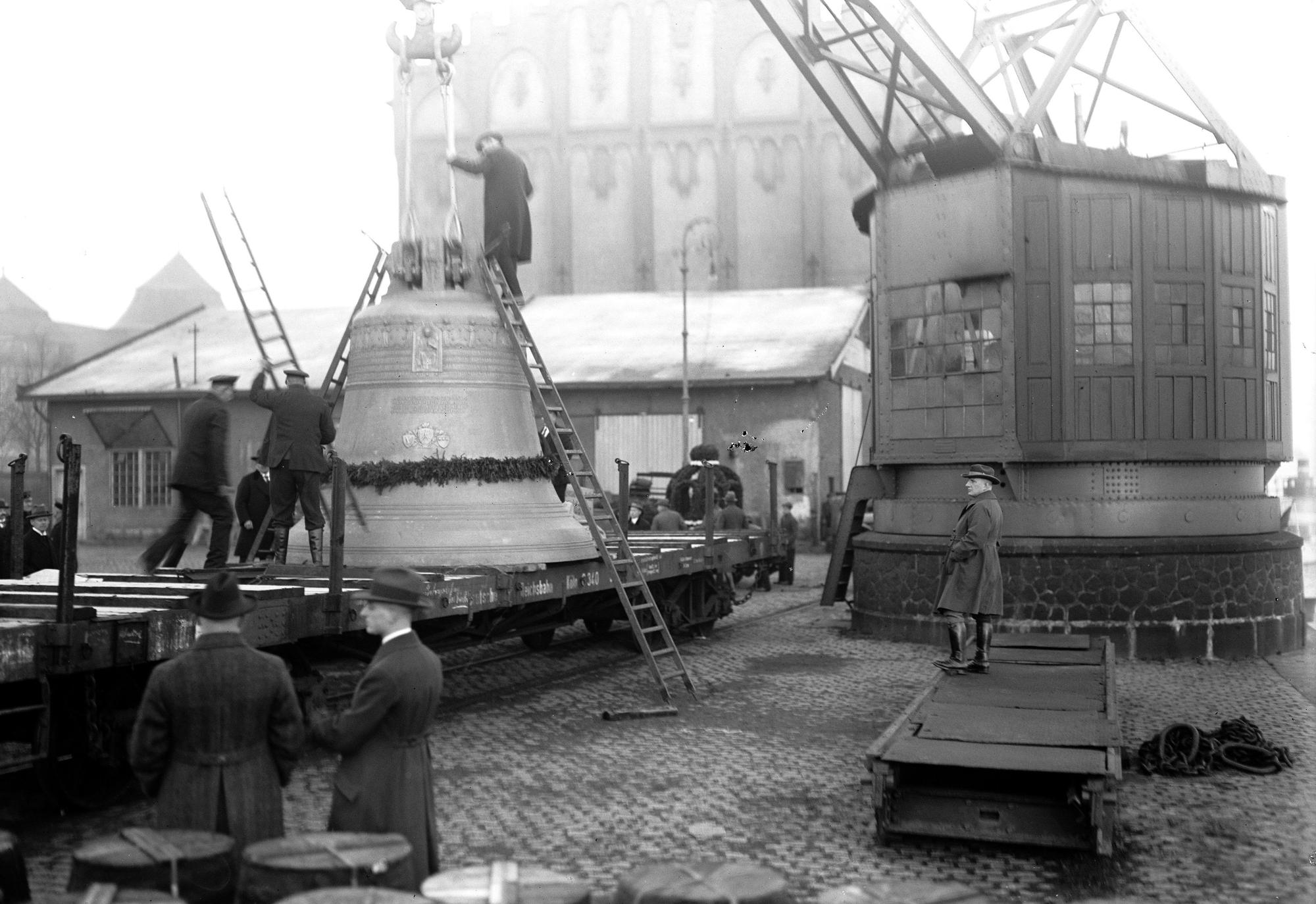 24.11.1924 Ankunft des Decke Pitter per Bahn im Rheinauhafen. Rechts der Kran "Herkules".