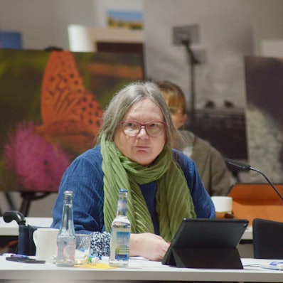 Dorothee Kroll, Fraktionsvorsitzende von Bündnis 90/Die Grünen, in der Sitzung des Euskirchener Stadtrats im Wohnraum in der Alten Tuchfabrik