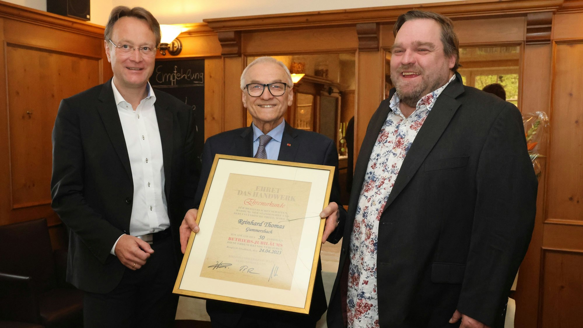 Ehrung Reinhard Thomas (m.) durch Marcus Otto (l.), Hauptgeschäftsführer Kreishandwerkerschaft, und Björn Rose (r.), Obermeister der Elekroinnung
