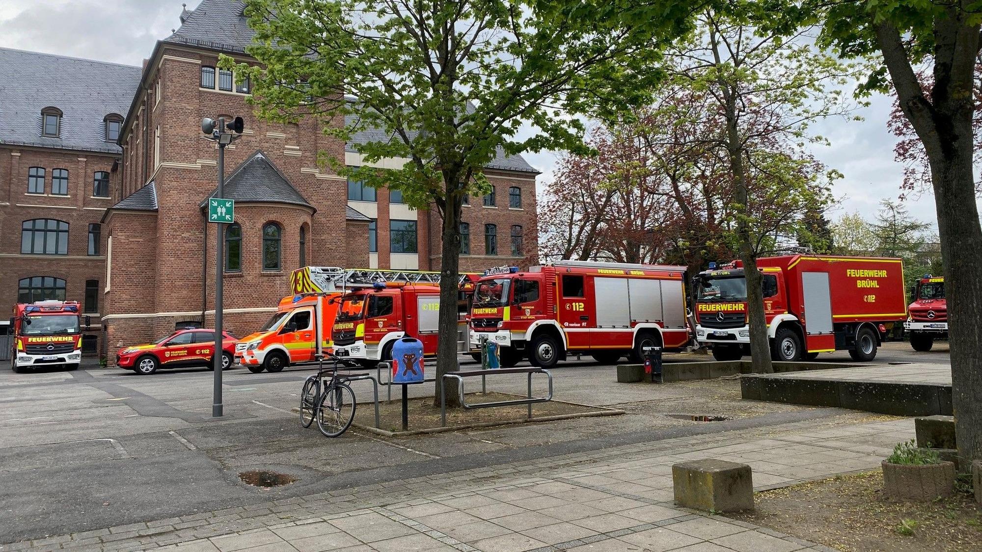 Das Foto zeigt etliche Feuerwehr-Fahrzeuge vor dem Sitzungsort, an dem der Hauptausschuss getagt hatte.