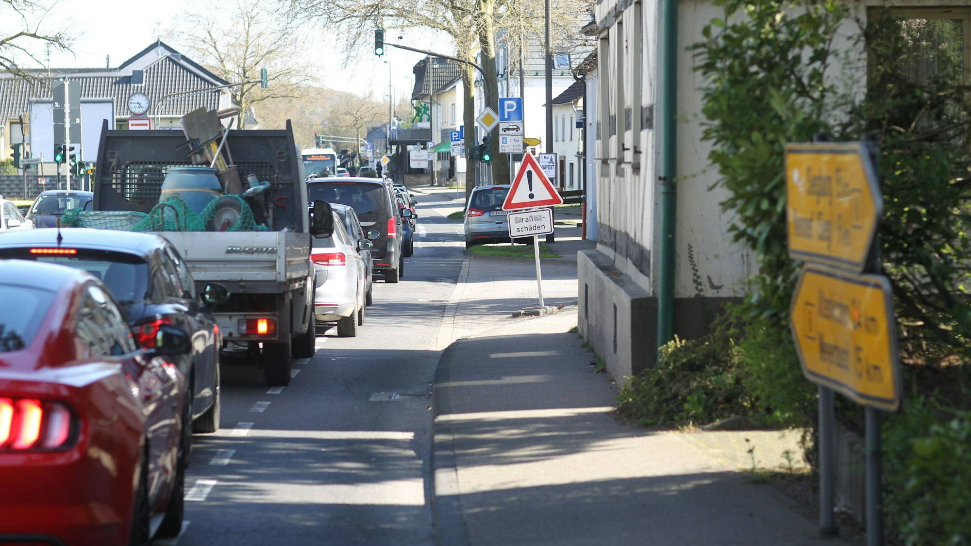 Stoßstange an Stoßstange stehen Autos auf der Westerwaldstraße