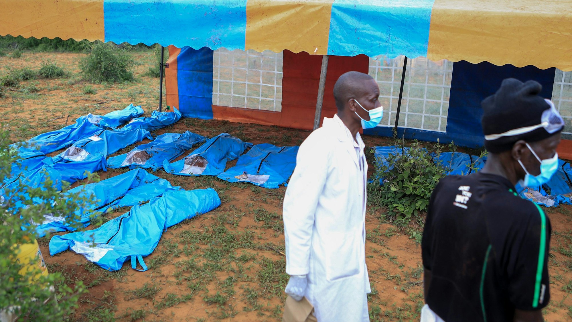 dpatopbilder - 23.04.2023, Kenia, Shakahola: Exhumierte Leichen von Opfern einer religiösen Sekte werden aufgebahrt.