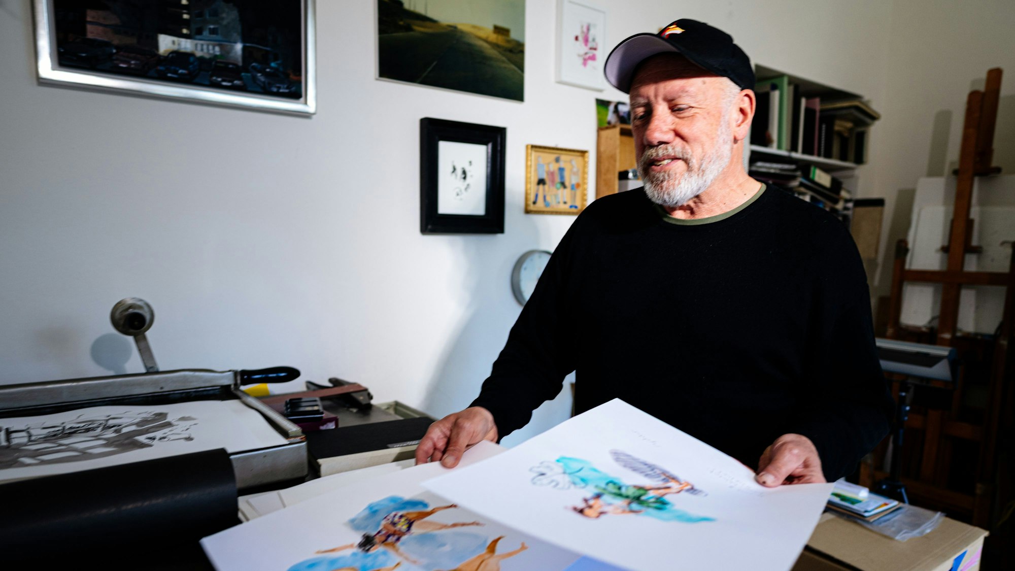Peter Pichler sortiert Illustrationen.