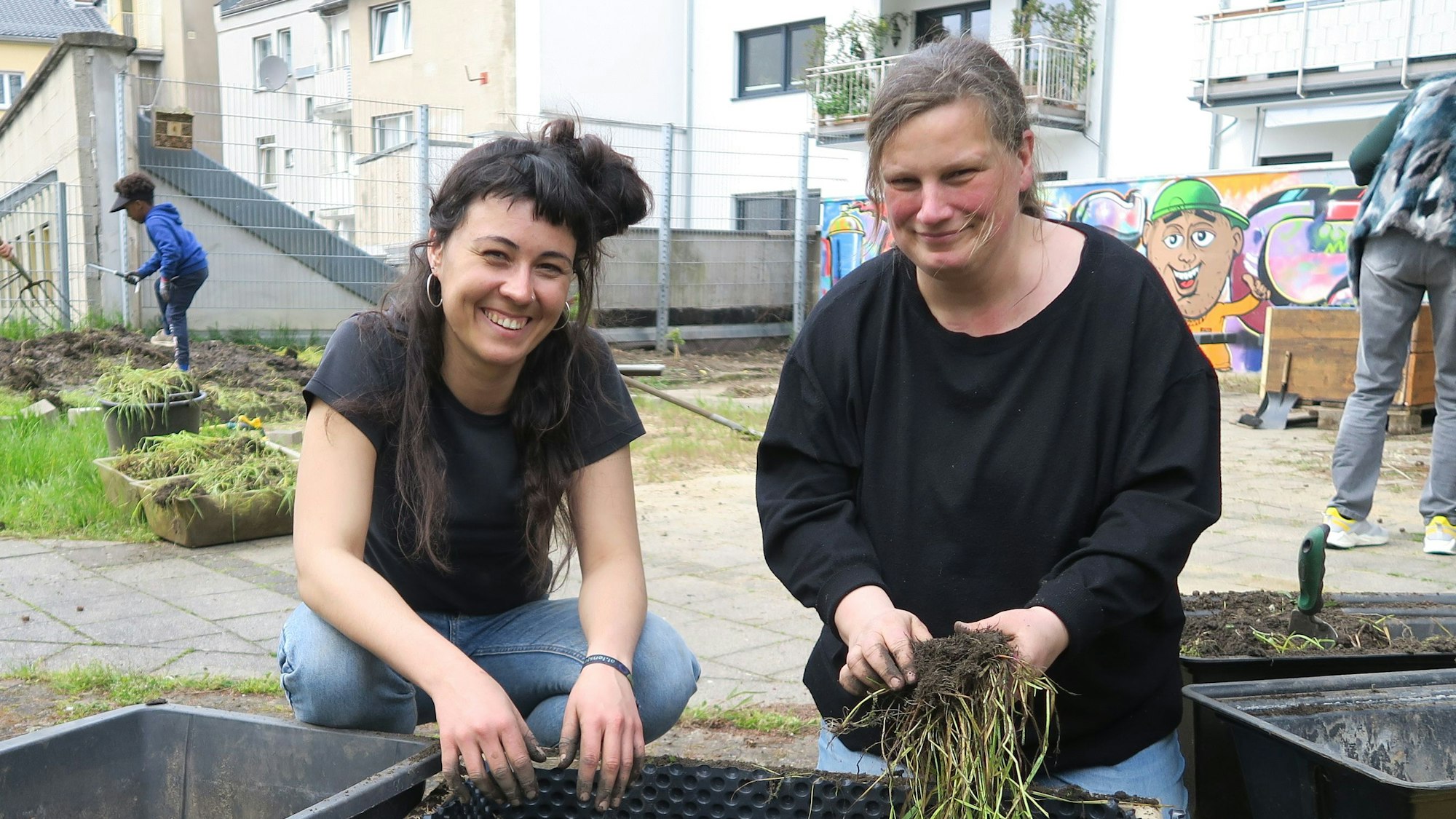 Beide vor Pflanzkisten