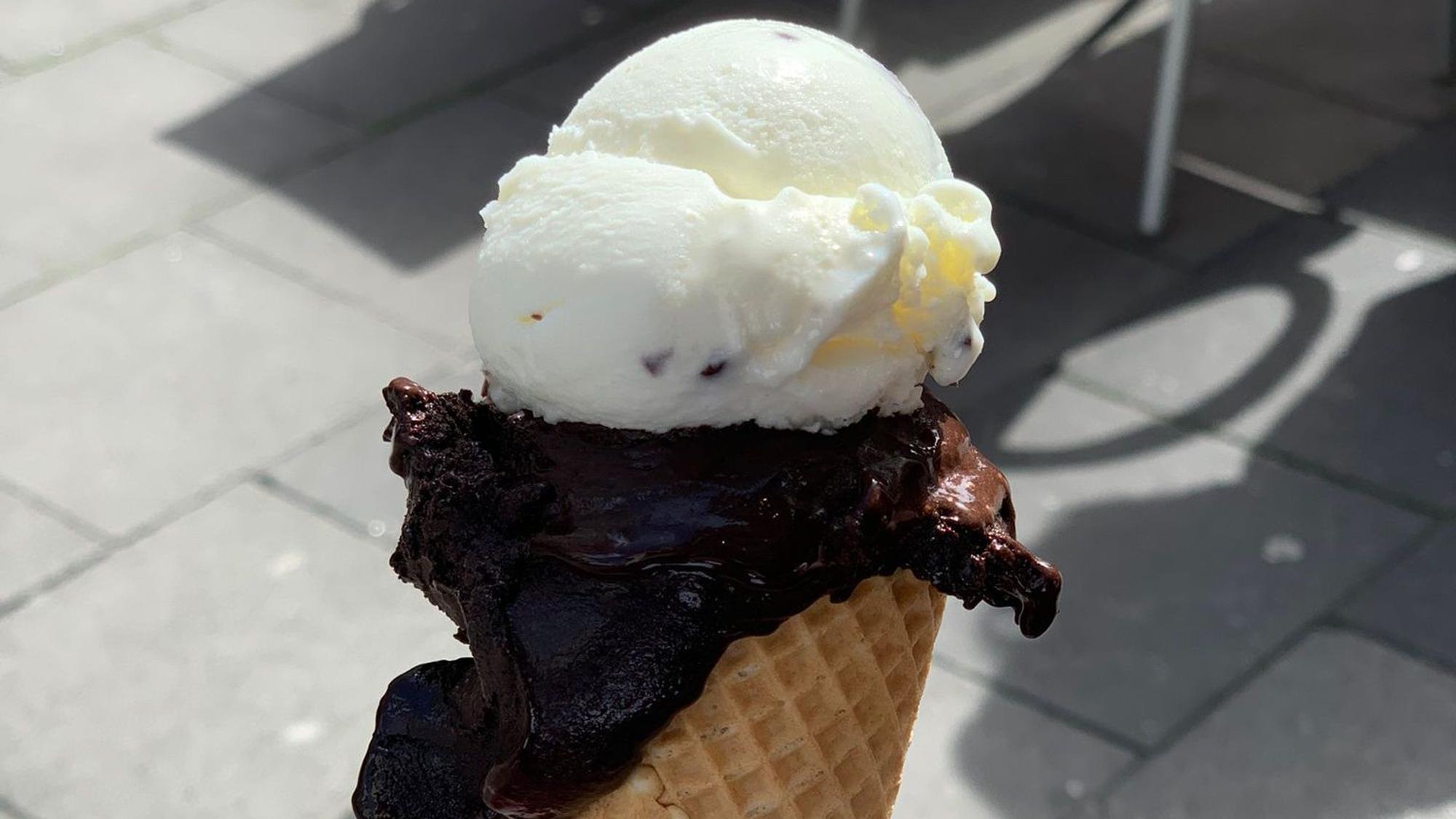 Zwei Kugeln Eis von Dolce und Gelato in Köln in der Waffel.