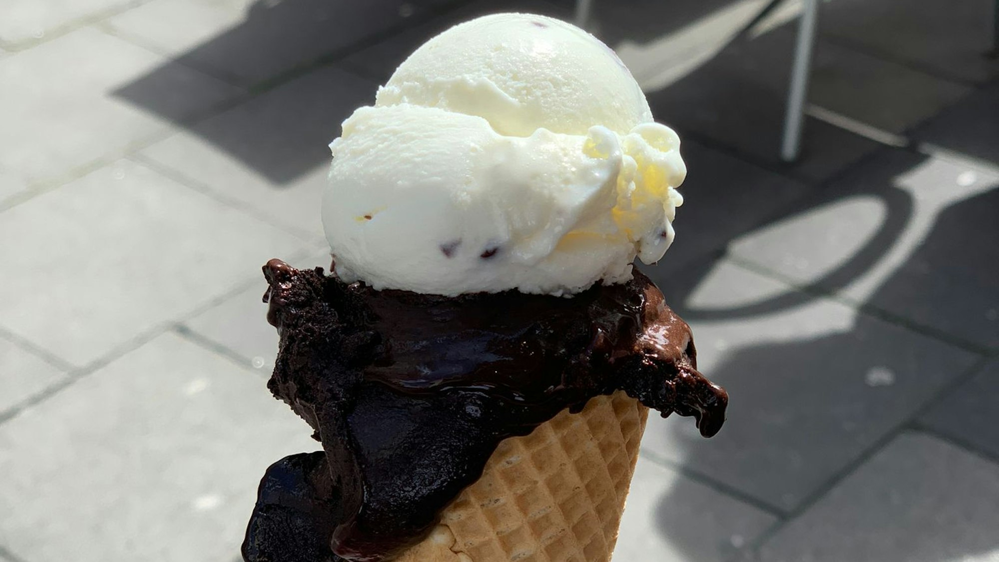 Zwei Kugeln Eis von Dolce und Gelato in Köln in der Waffel.