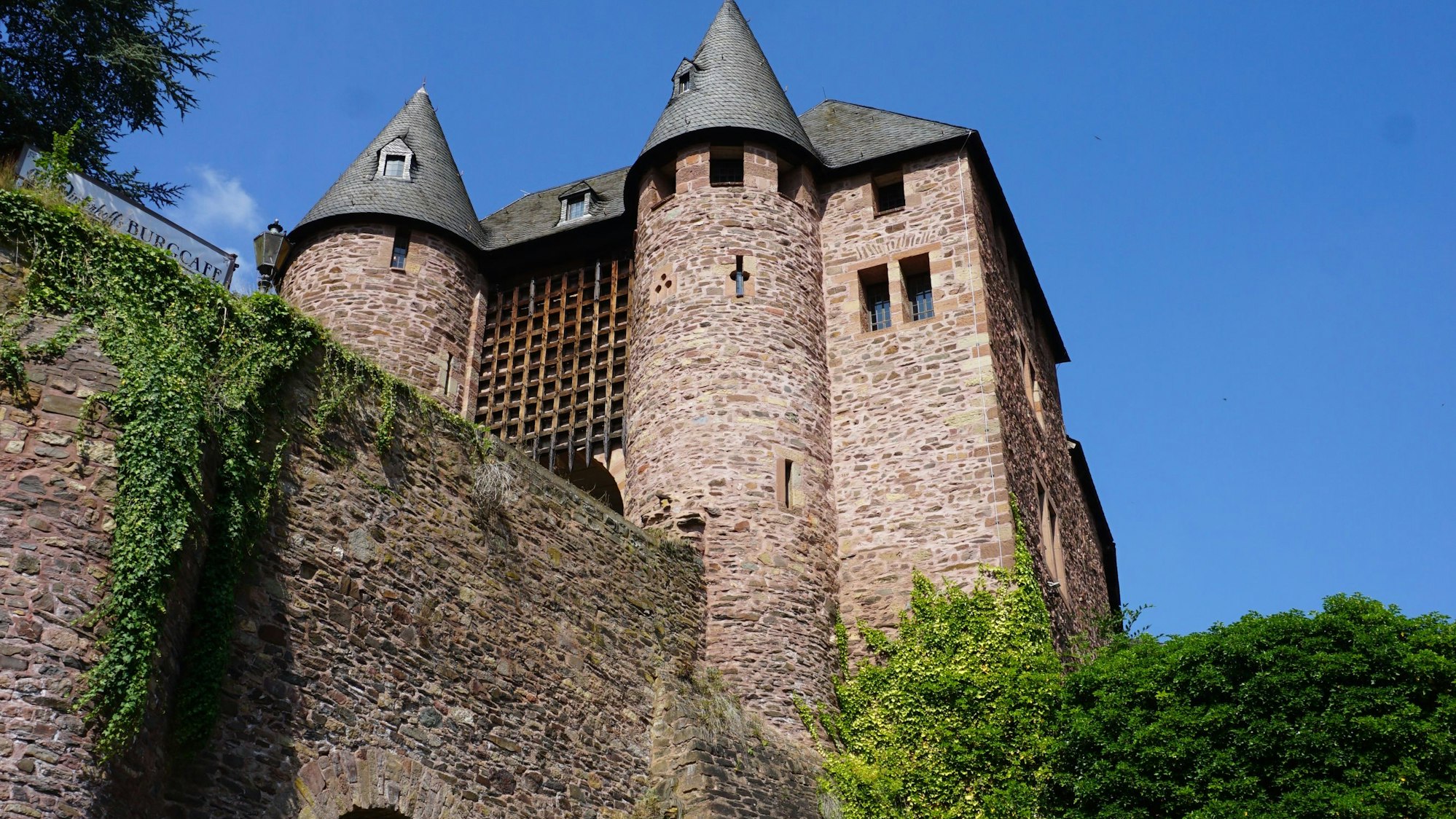 Burg Hengebach thront über Heimbach