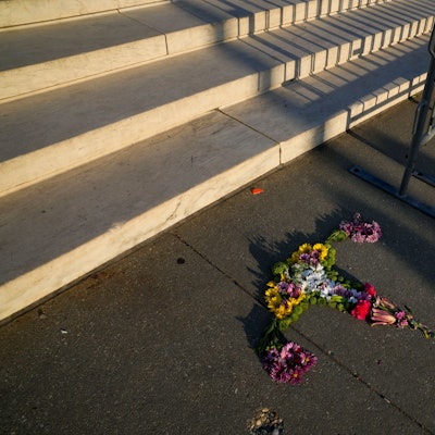Blumen in Form einer Gebärmutter sind vor den Stufen des Obersten Gerichtshofs in Washington zu sehen.