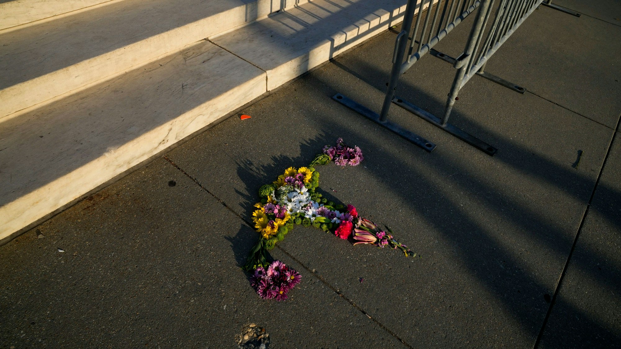 Blumen in Form einer Gebärmutter sind vor den Stufen des Obersten Gerichtshofs in Washington zu sehen.