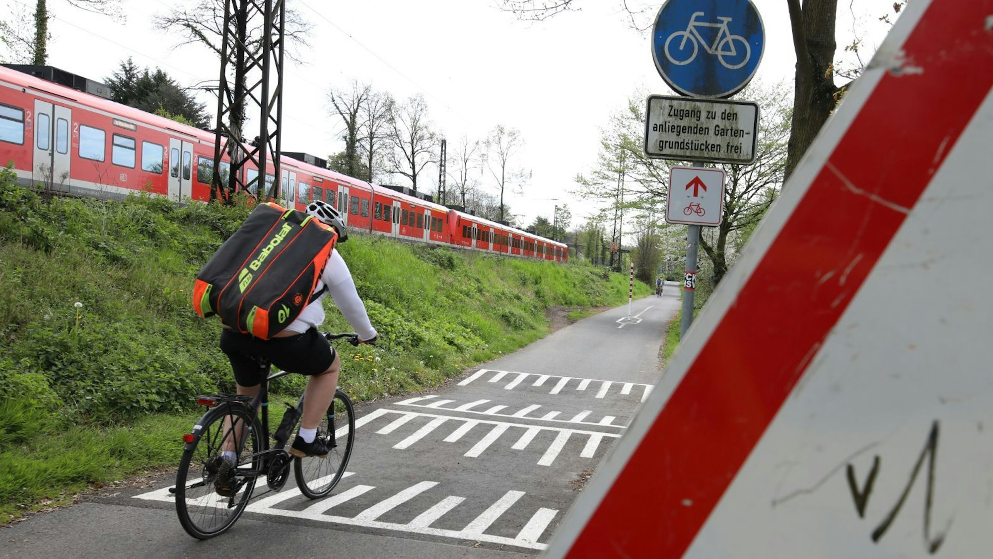 Ein Radfahrer ist in Bad Honnef auf einem Radweg unterwegs.