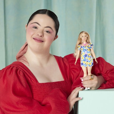 Model Ellie Goldstein posiert mit der ersten Barbie-Puppe mit Down-Syndrom.