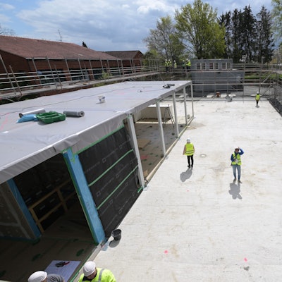 Personen laufen in einer großen baugruber herum.