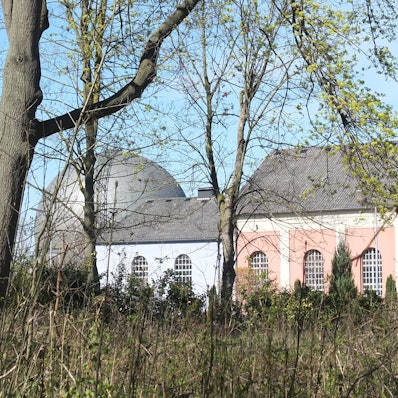 Gaskugel im Hintergrund