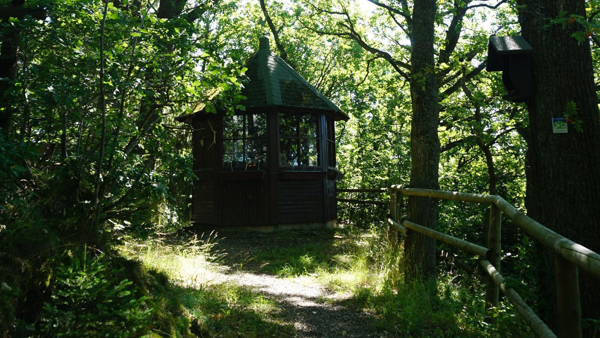 Mitten im Wald liegt das „Sündentempelchen“ auf der Tour „Himmel und Hellenthal“