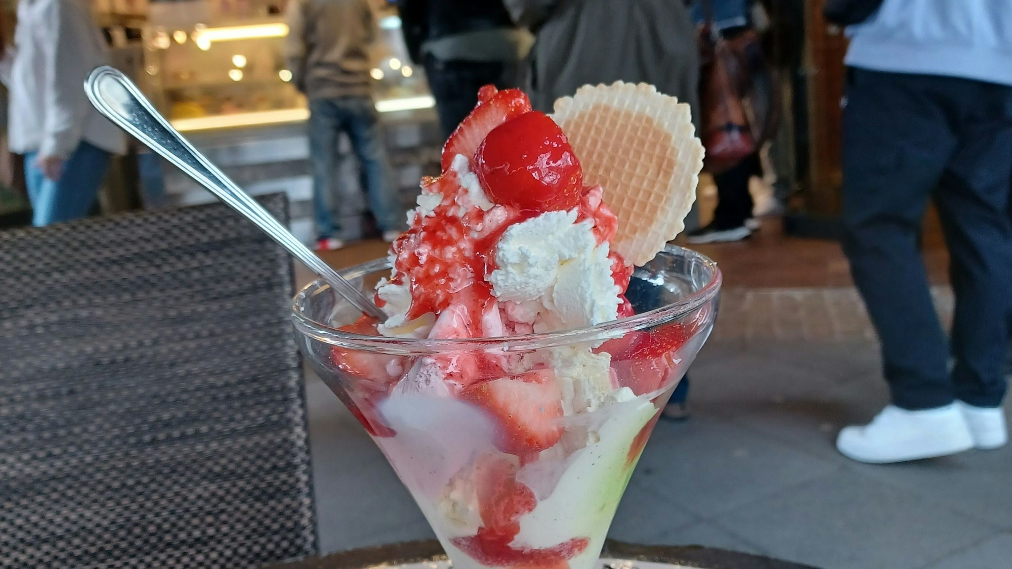 Erdbeerbecher im Eiscafé Breda.