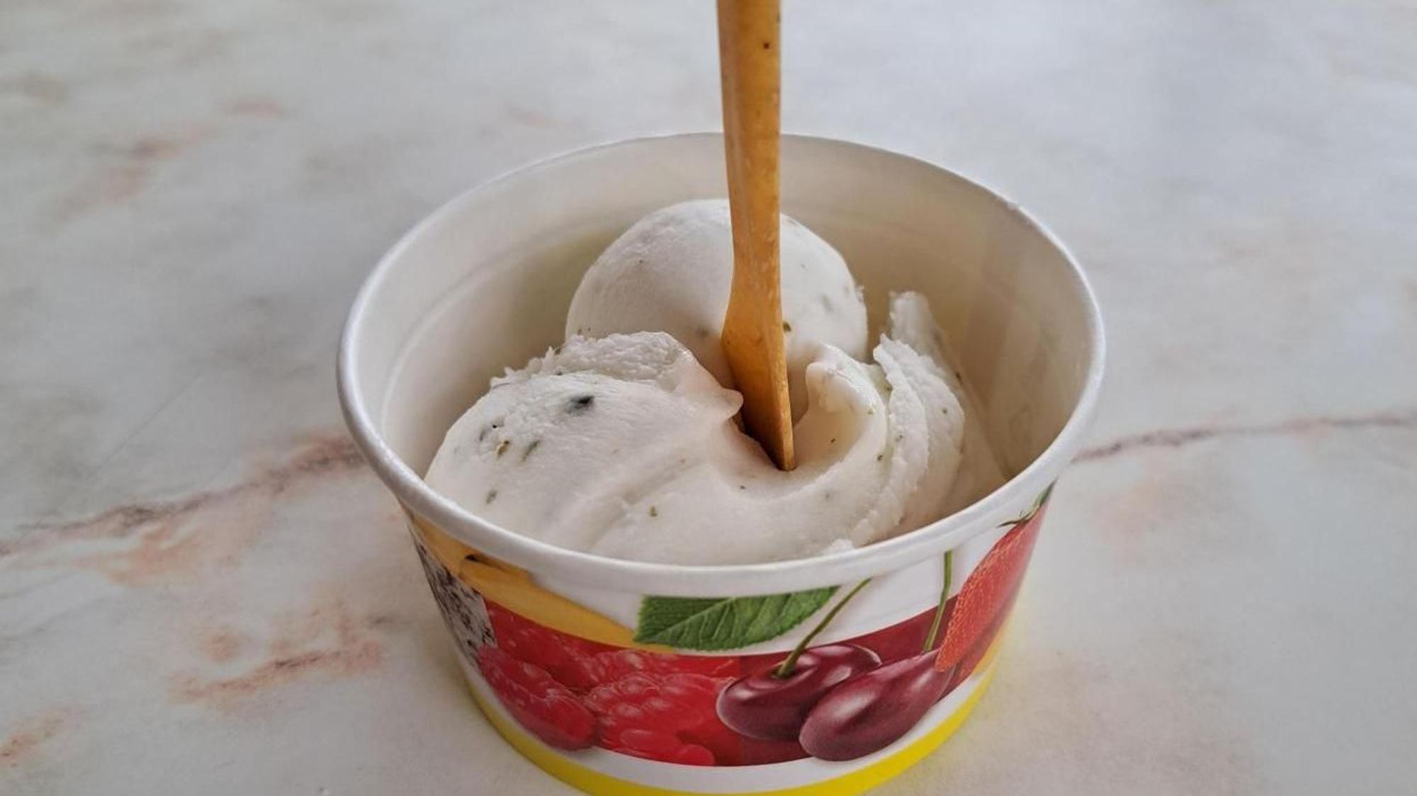 Eine Kugel Eis beim Eiscafé Coltamai in Deutz.