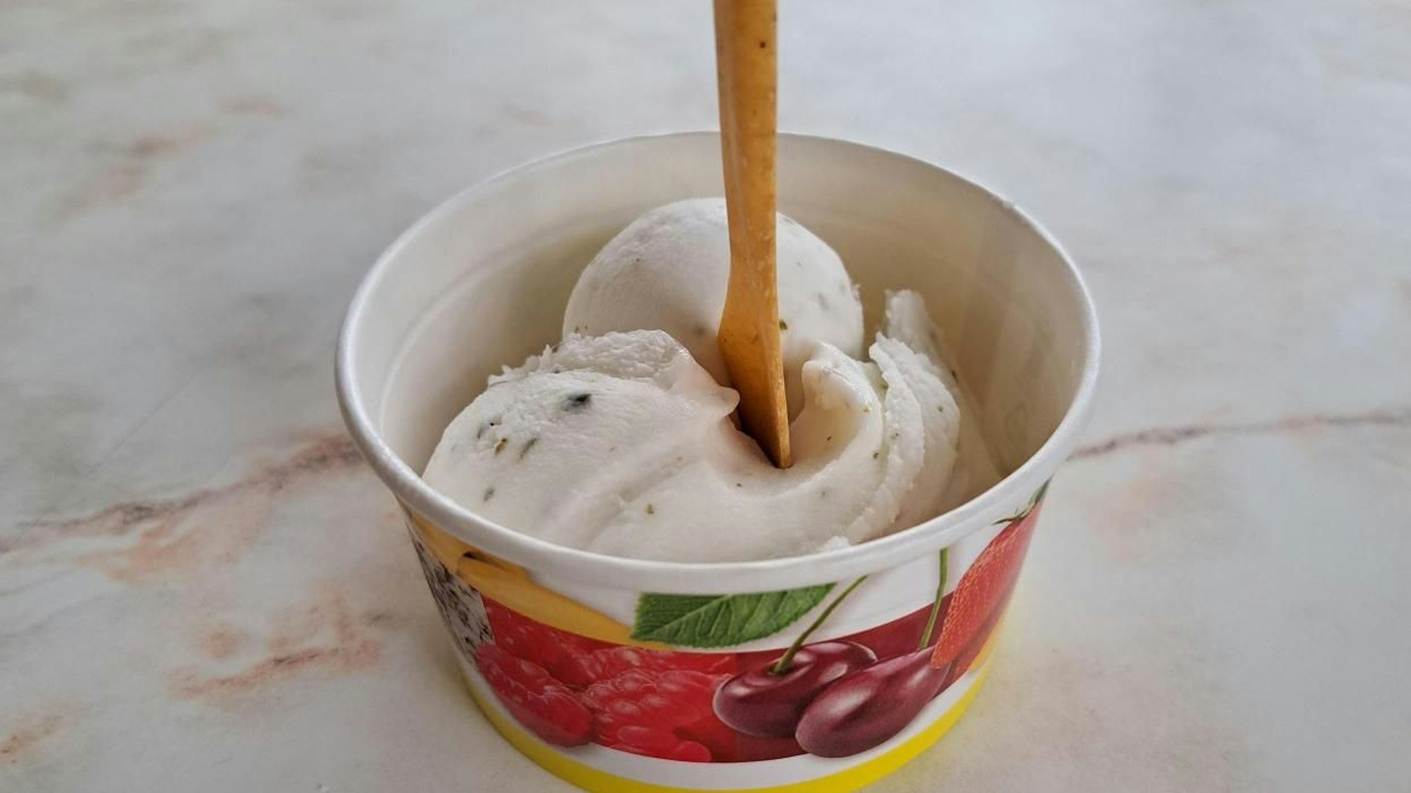 Eine Kugel Eis beim Eiscafé Coltamai in Deutz.