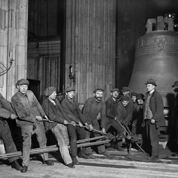 November 1924. Arbeiter bei der Ankunft des Decke Pitter im Kölner Dom.