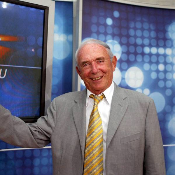 Das Bild zeigt Ex-Sportschau Moderator Ernst Huberty, vor dem Logo der Sportschau.