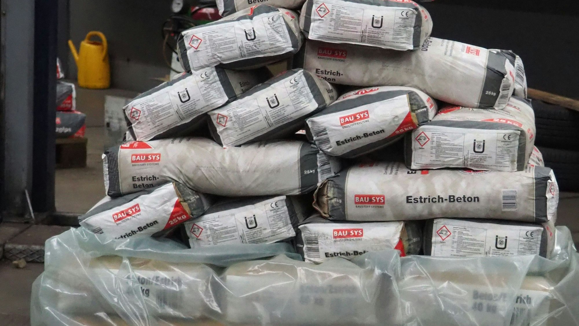 Auf dem Foto ist eine Palette mit Estrich-Beton zu sehen.