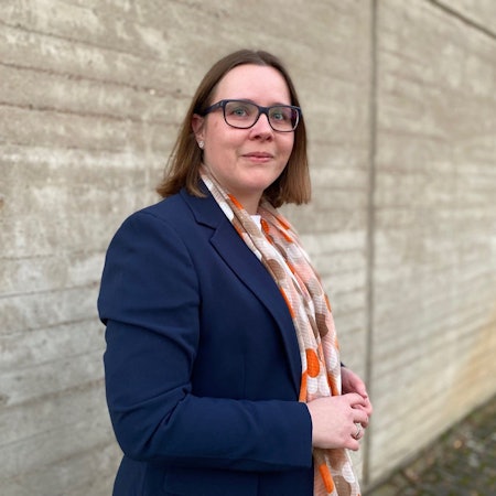 SPD-Fraktionschef Michael Weitz gratuliert Kerstin Richter zur Wahl.