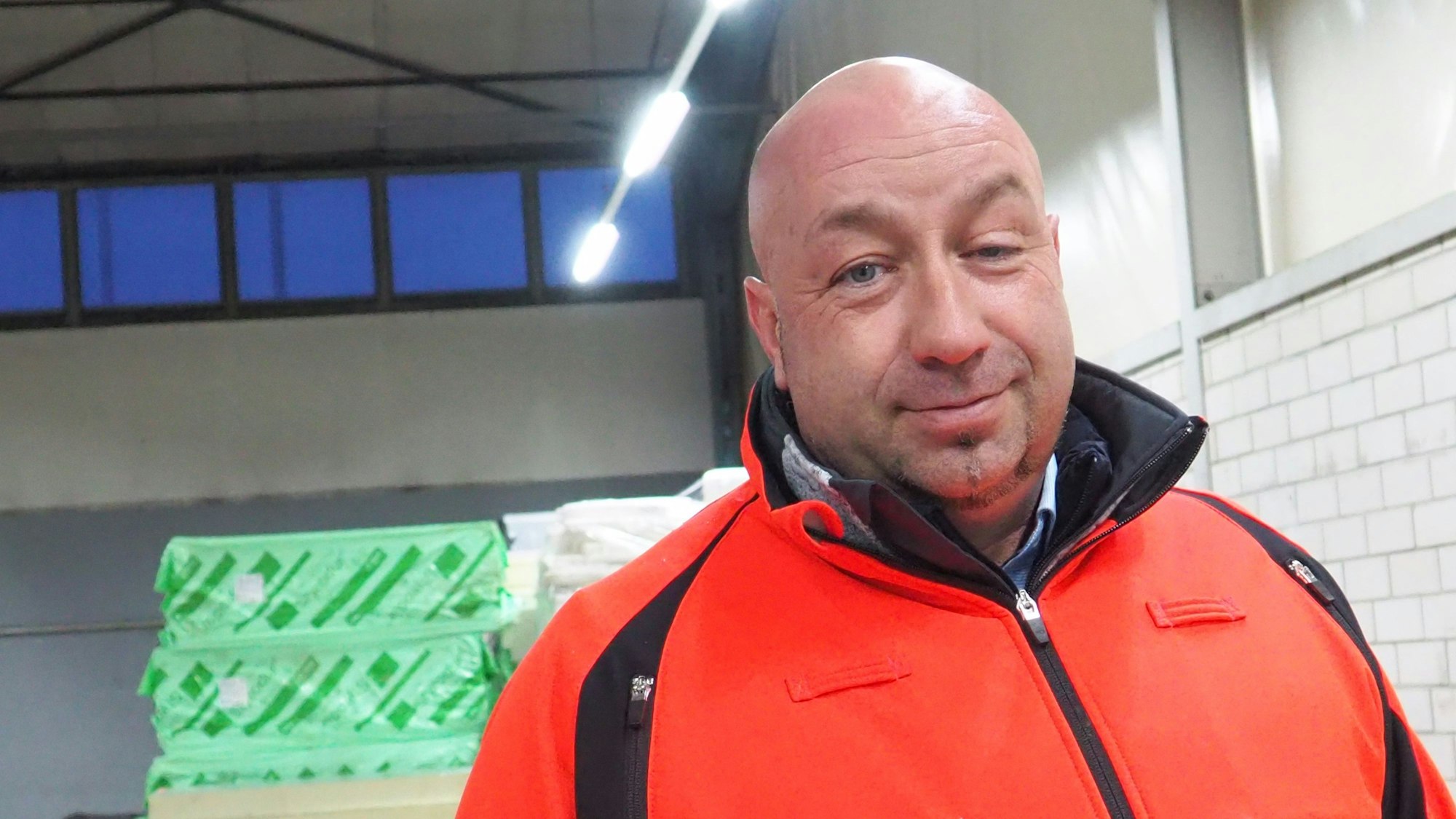 Das Foto zeigt Tibor Schady. Er koordiniert die Helfer im Baustoffspendenlager.