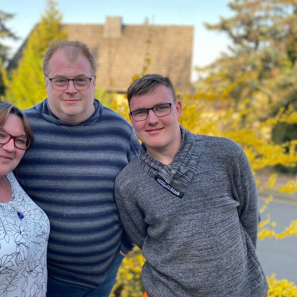 Kevin, Melanie und Thorsten Mitteldorf lächeln in die Kamera