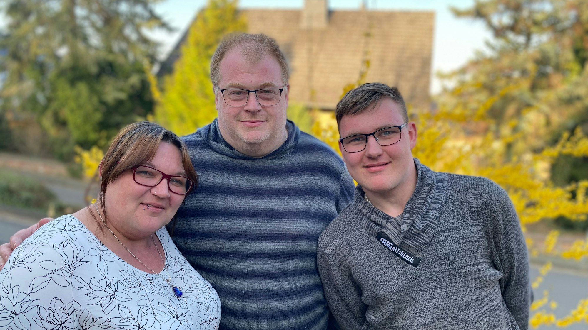 Kevin, Melanie und Thorsten Mitteldorf lächeln in die Kamera