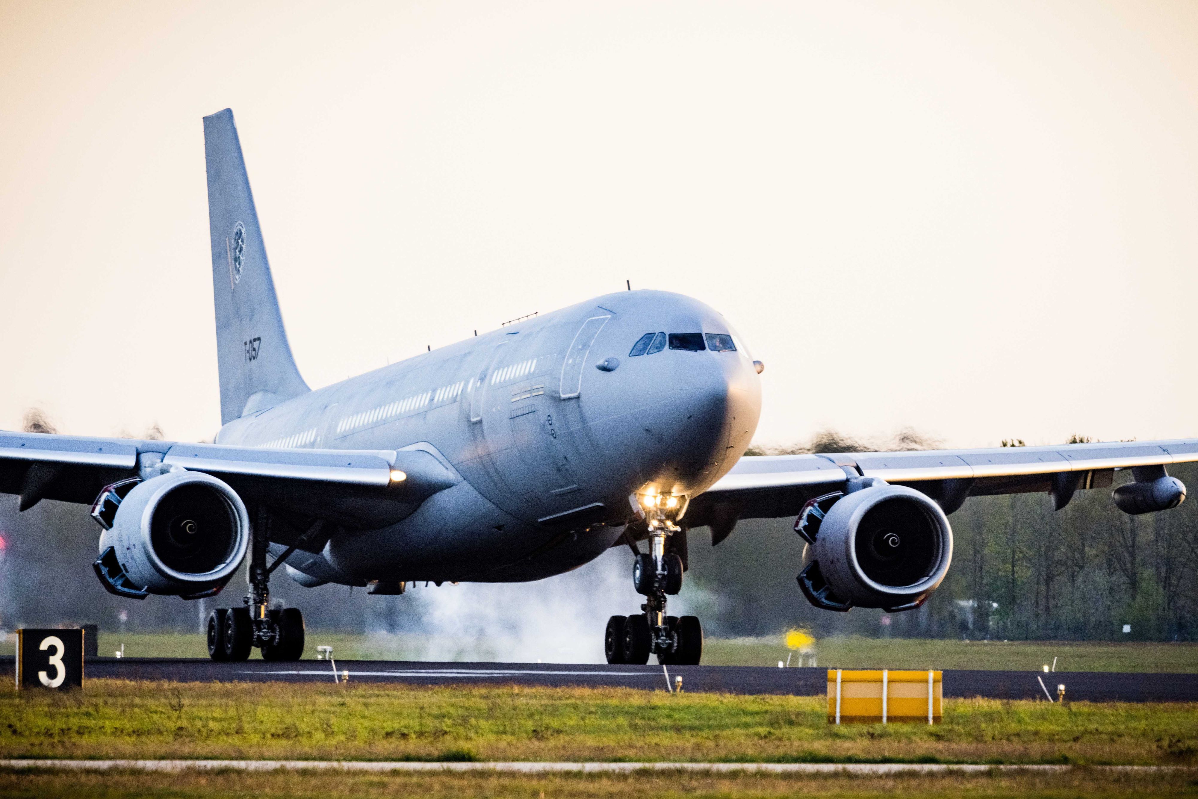 25.04.2023, Niederlande, Eindhoven: Niederländische Staatsbürger aus dem Sudan kommen mit einem Militärflugzeug auf dem Militärflughafen Eindhoven Air Base an.