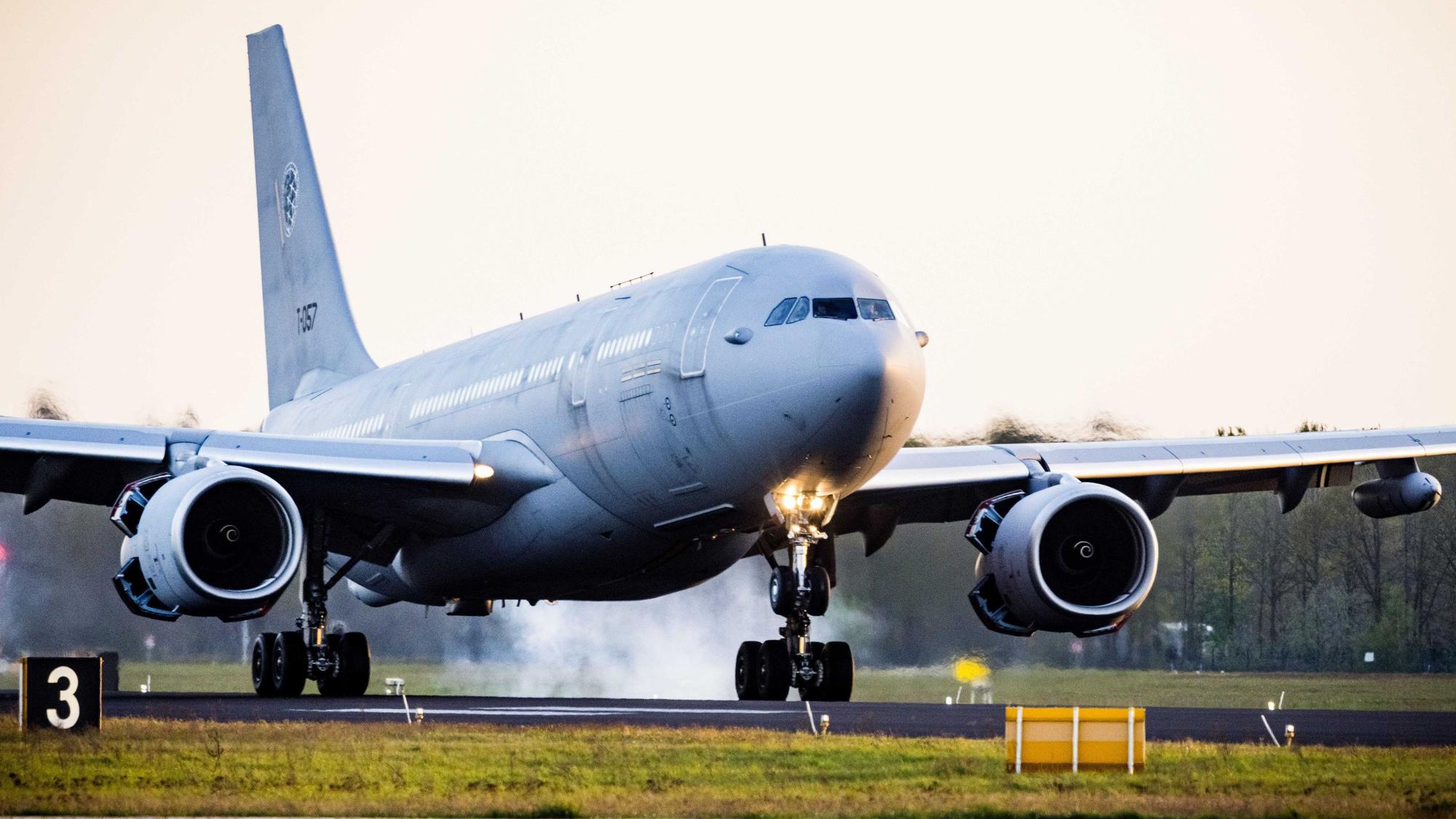 25.04.2023, Niederlande, Eindhoven: Niederländische Staatsbürger aus dem Sudan kommen mit einem Militärflugzeug auf dem Militärflughafen Eindhoven Air Base an.