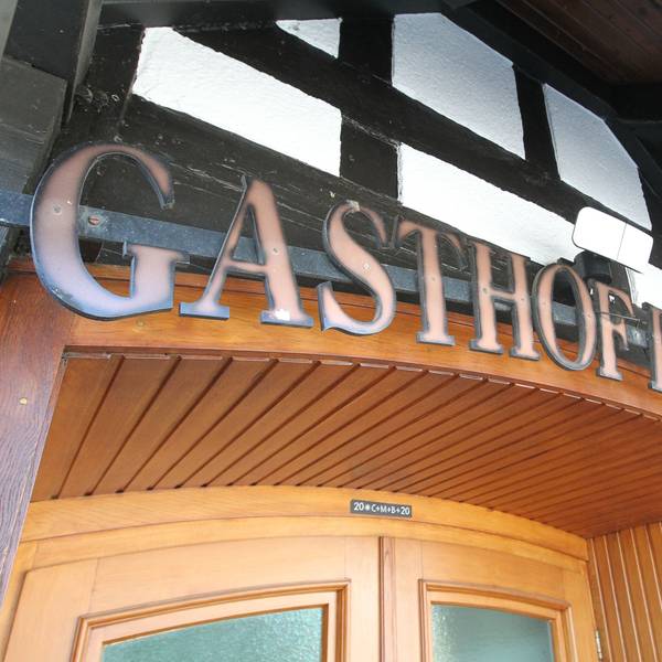 Über einer Holztür, vor dem Hachwerk, prangt der Name „Gasthof Röttgen“.