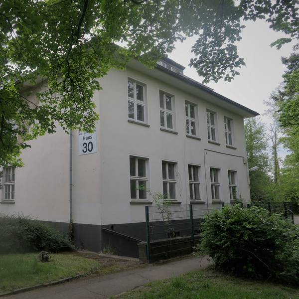 Heller Altbau, sehr geometrische Fensterlinien