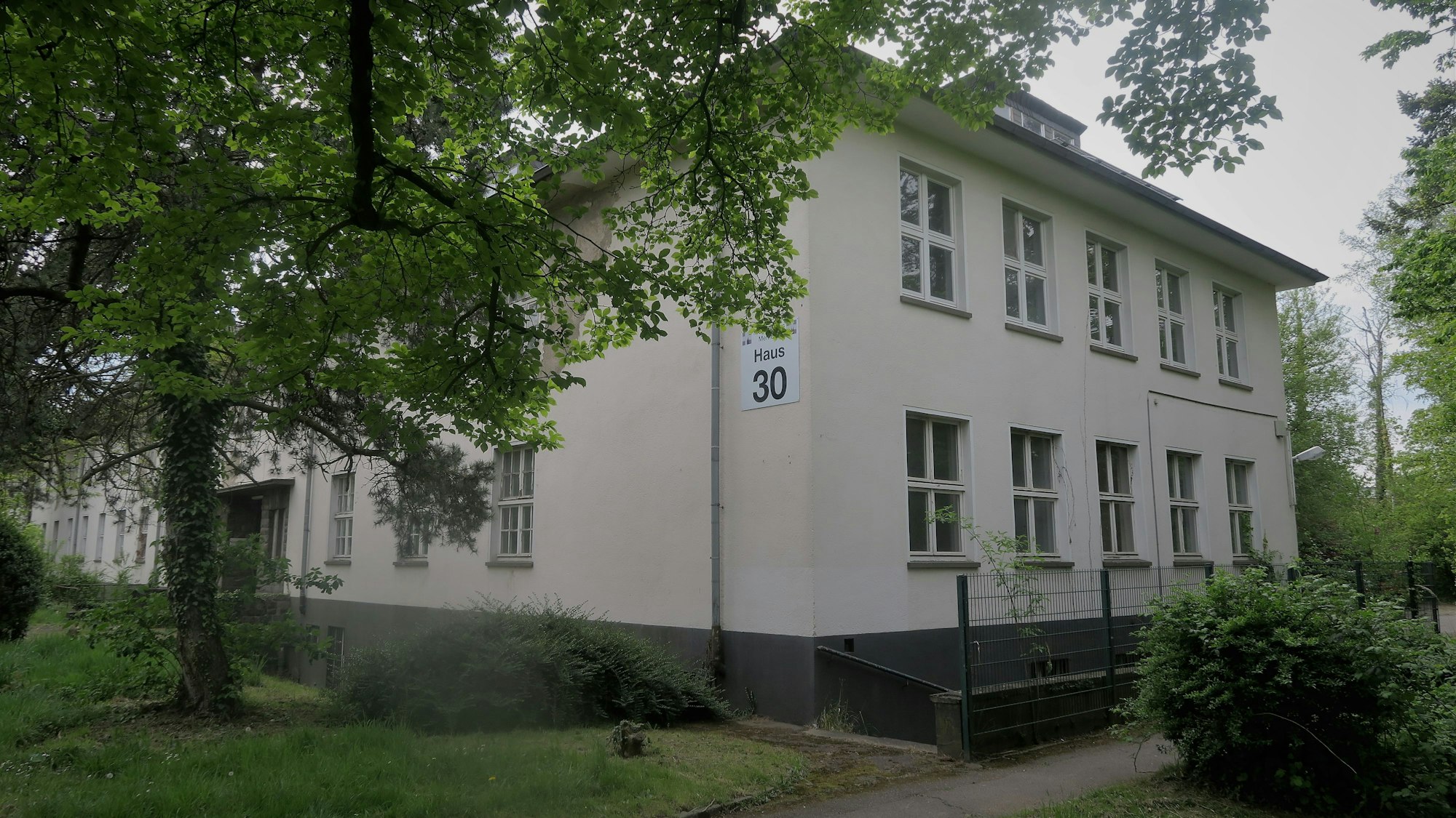 Heller Altbau, sehr geometrische Fensterlinien