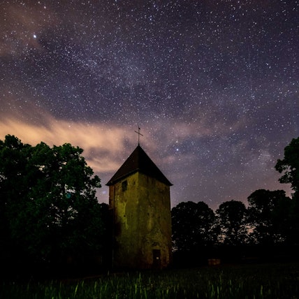 Der Sternenhimmel über der Wollseifener Kirche im Nationalpark Eifel