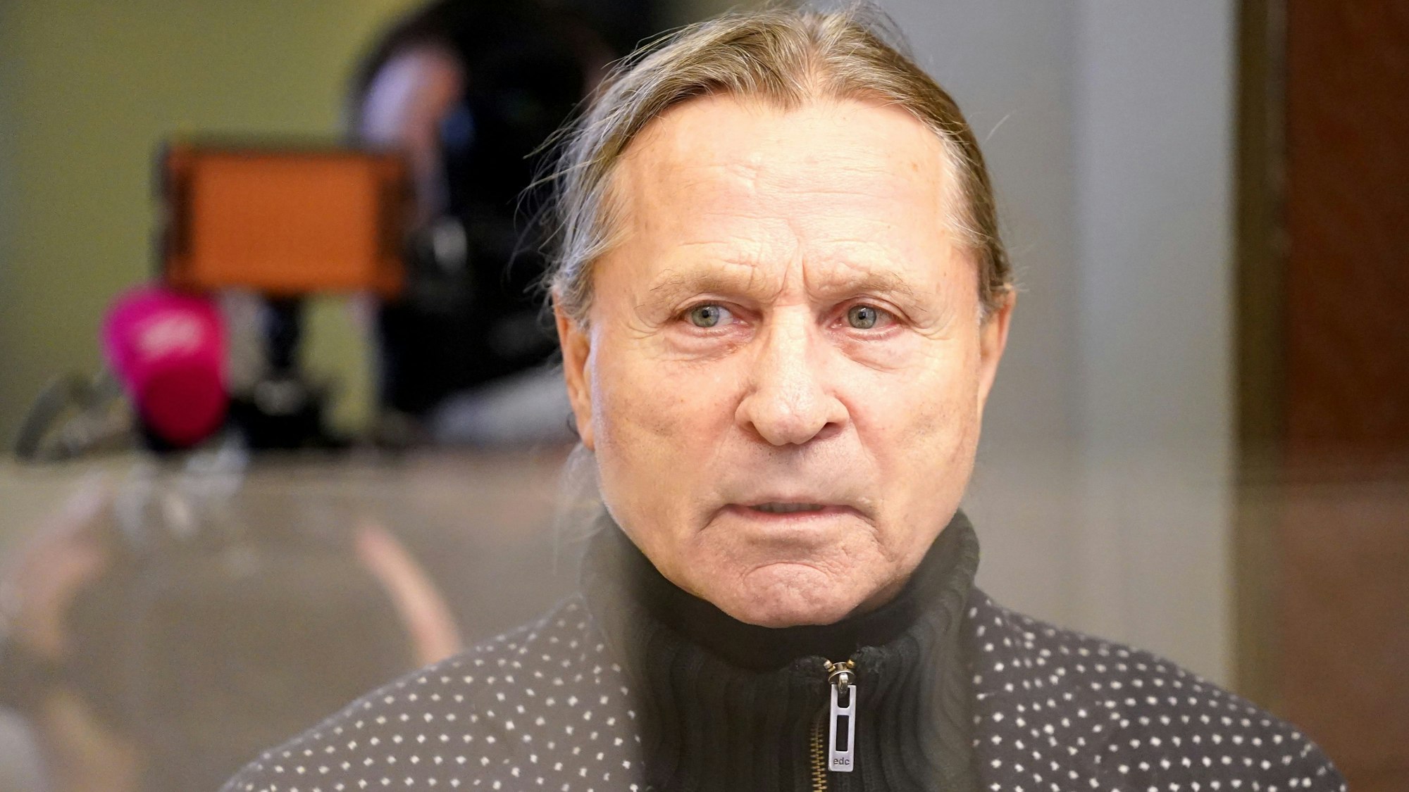 ARCHIV - 11.01.2022, Hamburg: Der Angeklagte Klaus Barkowsky geht im Strafjustizgebäude zu seinem Berufungsprozess wegen Verwendens von Kennzeichen verfassungswidriger Organisationen.