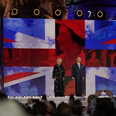 Charles, Prinz von Wales, und Camilla, Herzogin von Cornwall, stehen auf der Bühne während der Platin-Party vor dem Buckingham Palast am dritten Tag der Feierlichkeiten zum Platin-Jubiläum der Queen.