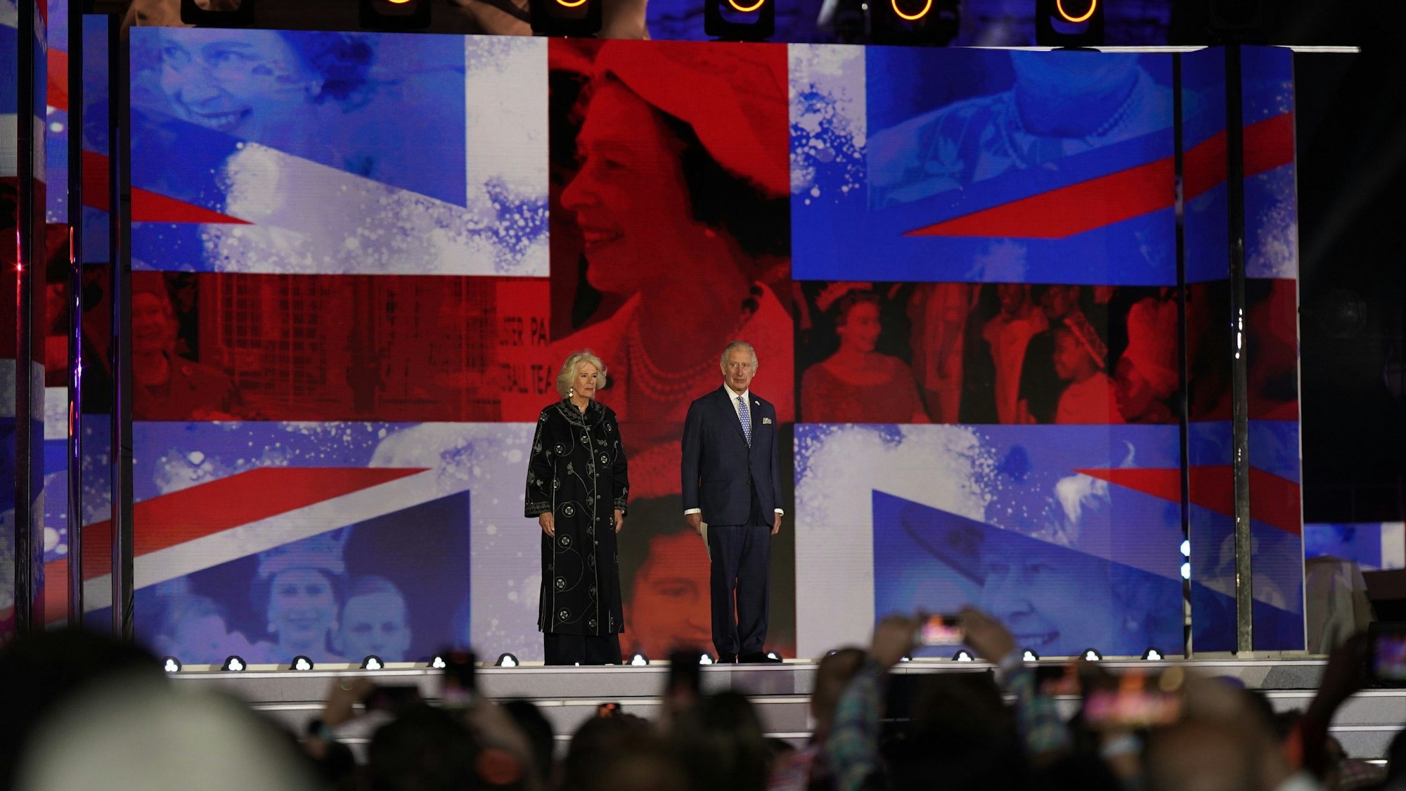 Charles, Prinz von Wales, und Camilla, Herzogin von Cornwall, stehen auf der Bühne während der Platin-Party vor dem Buckingham Palast am dritten Tag der Feierlichkeiten zum Platin-Jubiläum der Queen.
