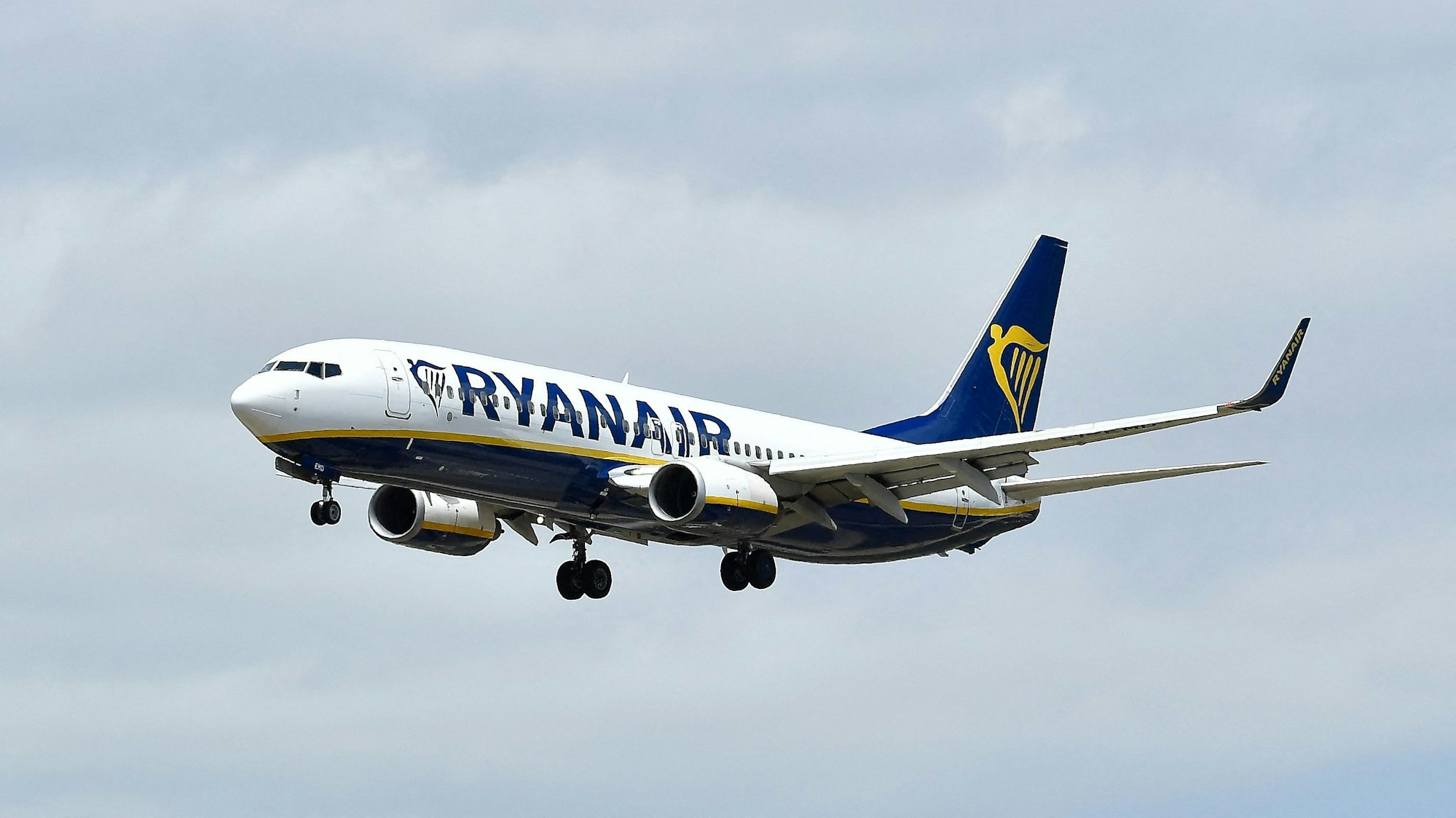 Eine Boeing 737-800 von Ryanair setzt zur Landung an.